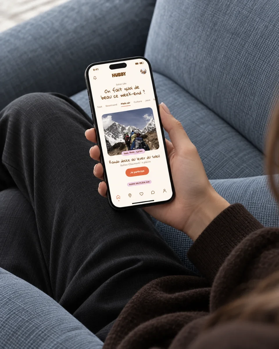 Application mobile Hubby tenue en main, écran d'accueil « On fait quoi de beau ce week-end ? » : design UX/UI par Studio Armony