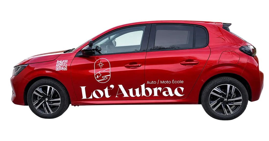 Flocage de voiture d'auto-école Lot'Aubrac, Peugeot rouge avec emblème, logotype et QR code