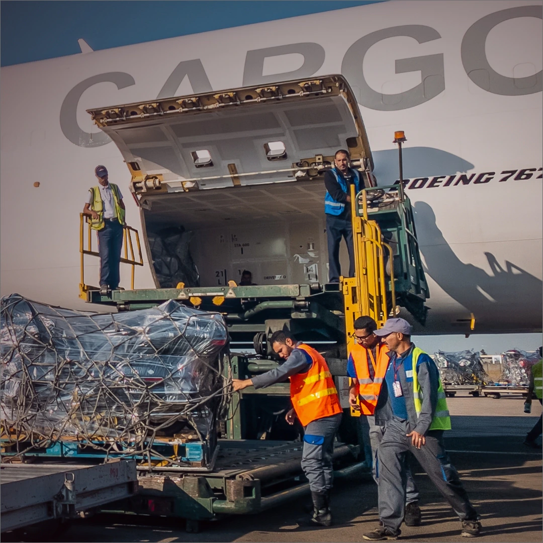 Post Royal Air Maroc Cargo : équipe au sol chargeant un Boeing 767 cargo