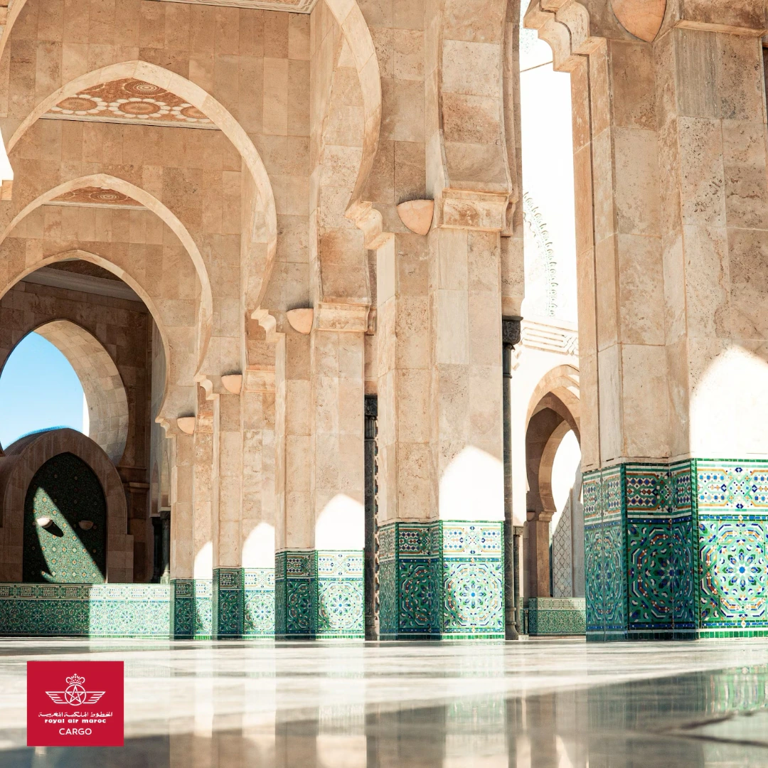 Post Royal Air Maroc Cargo : arcades de la mosquée Hassan II à Casablanca