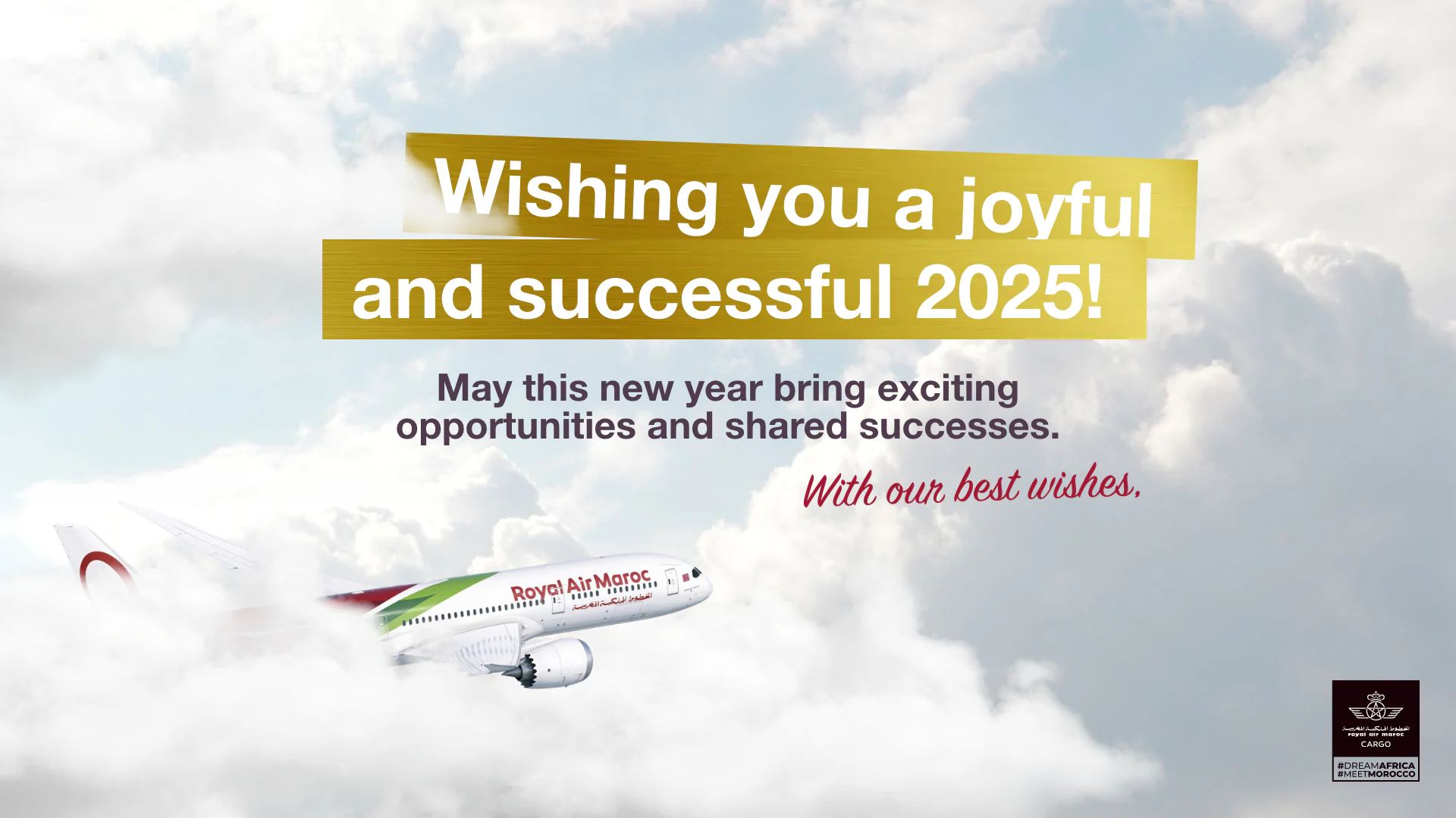 Bannière de vœux 2025 Royal Air Maroc Cargo : avion dans les nuages, bandeau doré « Wishing you a joyful and successful 2025 »