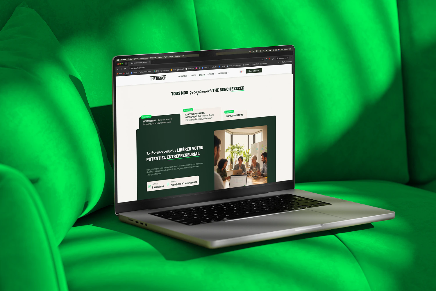 Mockup du site The Bench sur MacBook : page des programmes ExecEd, fond vert