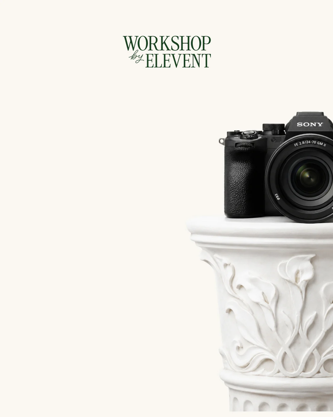 Post Instagram Workshop by Elevent : appareil photo posé sur une colonne sculptée d'arums